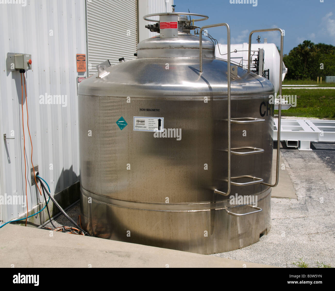 Elio liquido serbatoio di stoccaggio o dewar presso il Kennedy Space Center FLORIDA Foto Stock