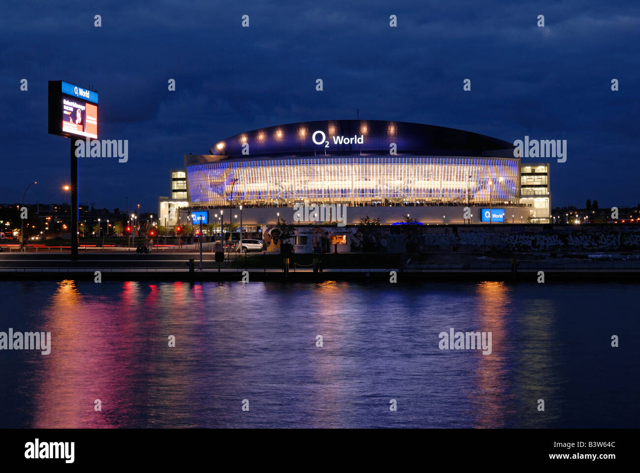 O2 World, con il fiume Sprea e la East Side Gallery, O2 Arena del Anschutz Entertainment Group, Berlin Friedrichshain, Germania, Foto Stock