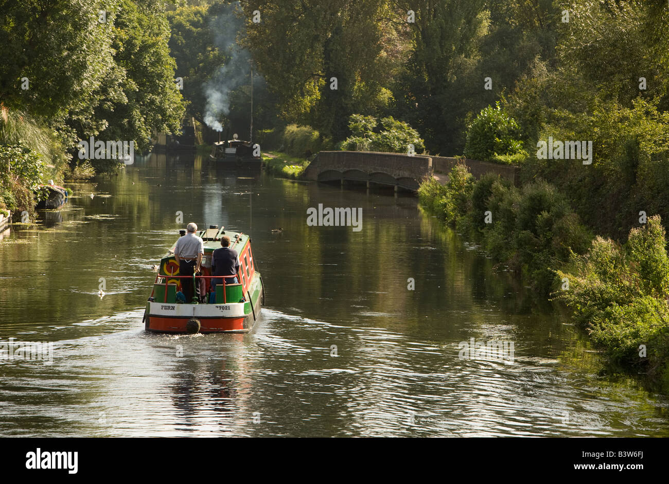 Barca stretta in un canale orizzontale sul Grand Union Canal at Harefield, Middlesex, West London REGNO UNITO Foto Stock