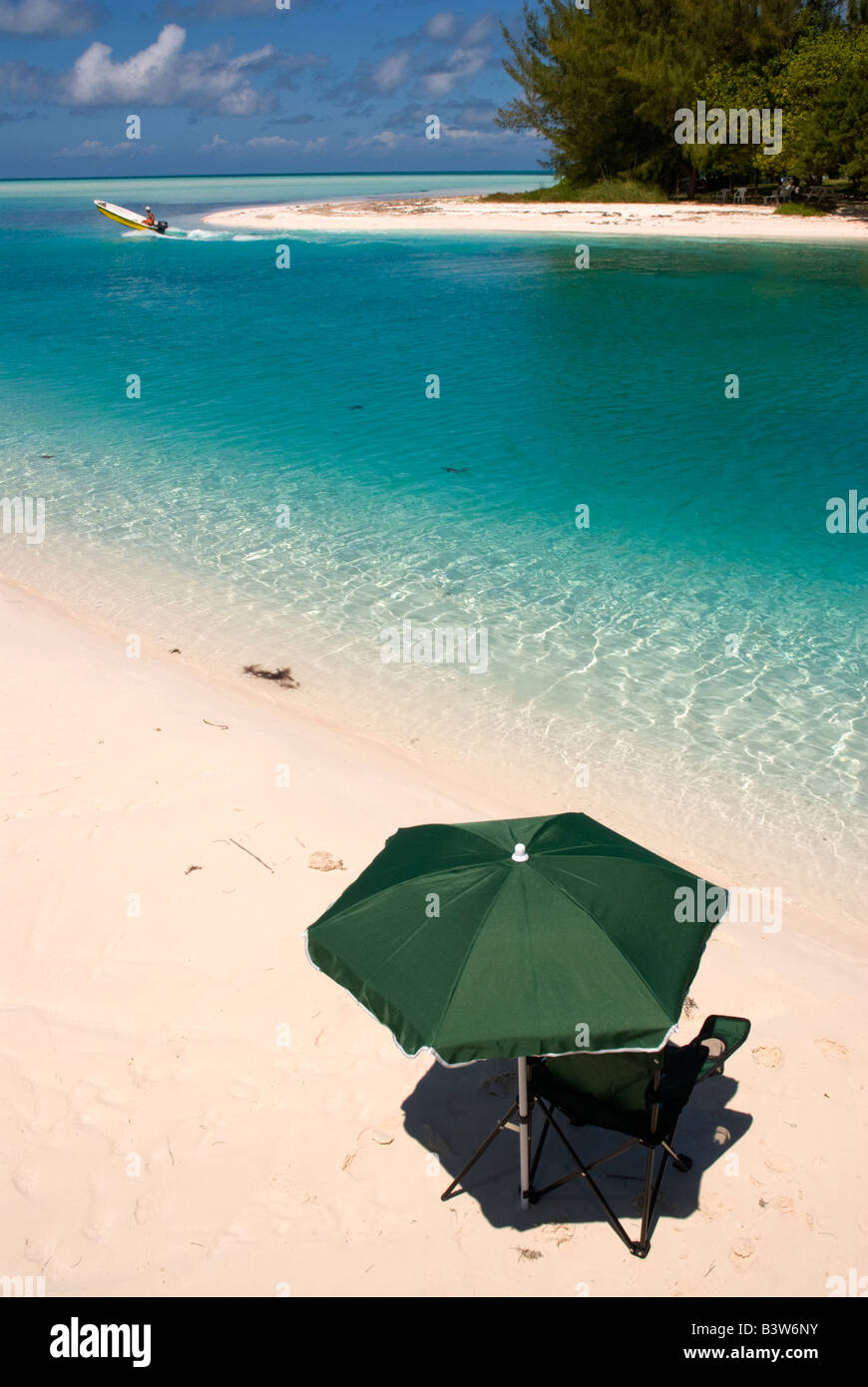 Spiaggia di sdraio e ombrelloni sulla spiaggia, Spagnolo di pozzi,  Eleuthera, Bahamas Foto stock - Alamy