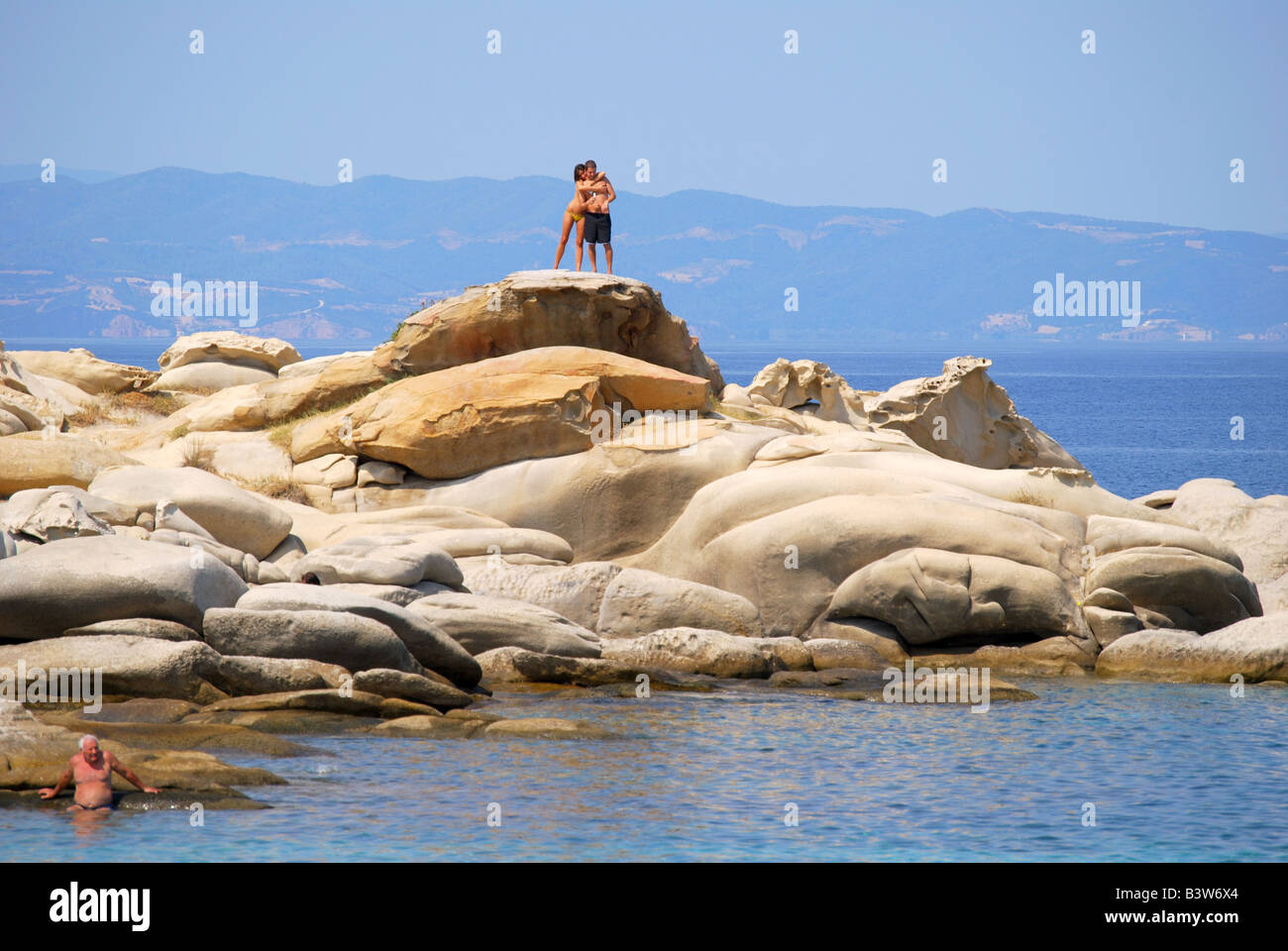 Le formazioni rocciose, Kariti beach, di Vourvourou, Sithonia Penisola Calcidica, Macedonia centrale, Grecia Foto Stock