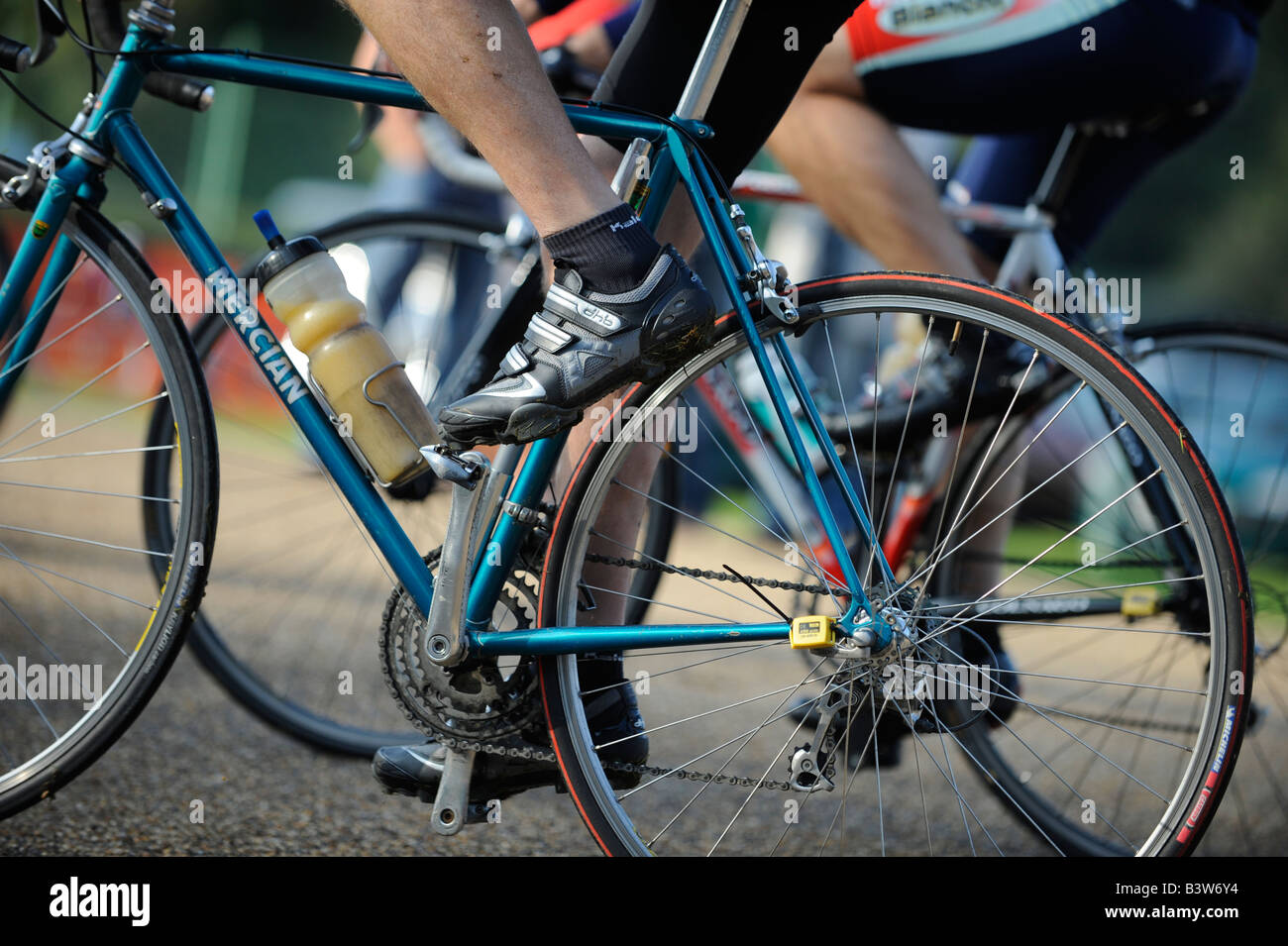 Ciclo racing: atleti passato velocità durante una strada crono race nel Kent. Foto Stock