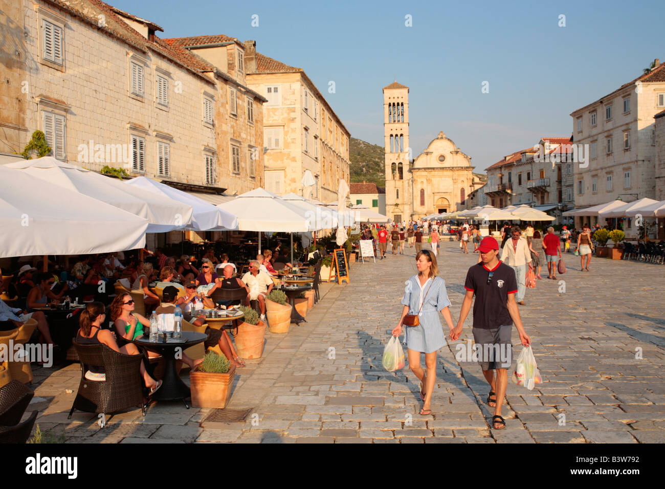 La piazza principale della citta di Hvar, isola di Hvar, Repubblica di Croazia, Europa orientale Foto Stock