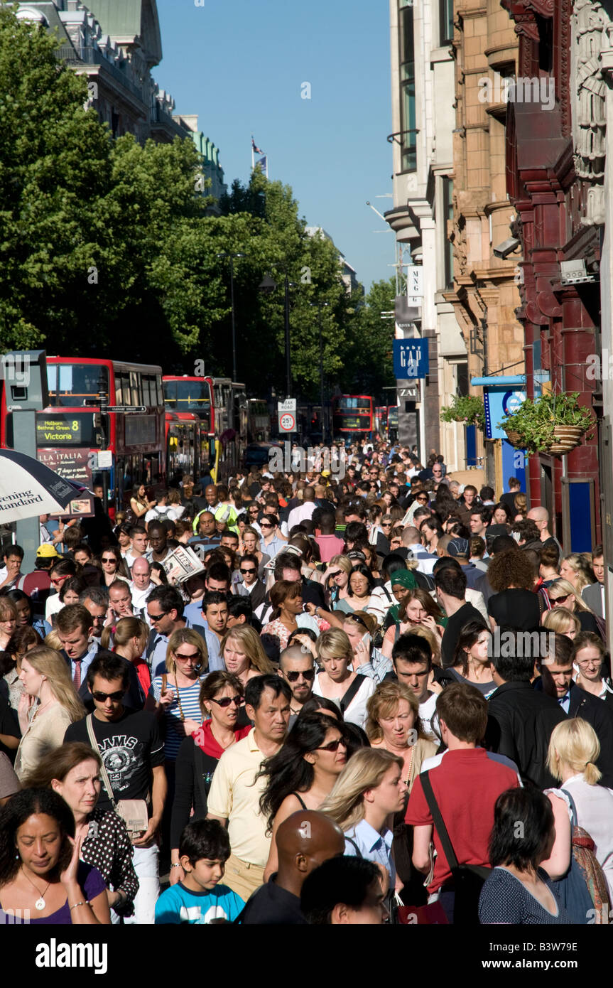 Grande folla di acquirenti su Oxford Street Londra Inghilterra REGNO UNITO Foto Stock
