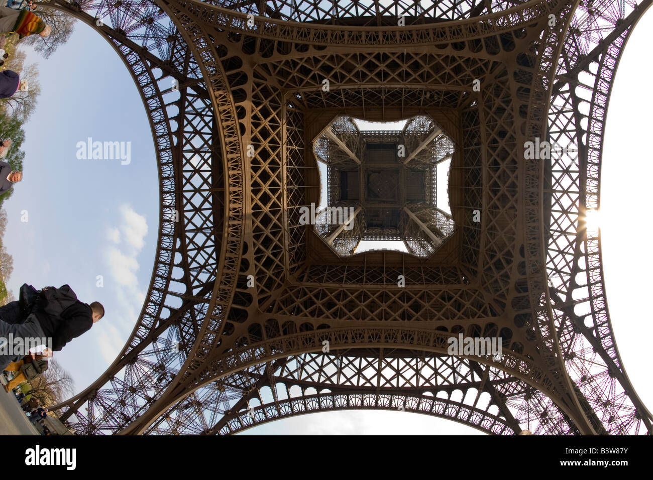 Torre Eiffel grandangolare Fish-eye sotto sotto la ricerca di vista giorno luce diurna Parigi Francia Europa UE Foto Stock