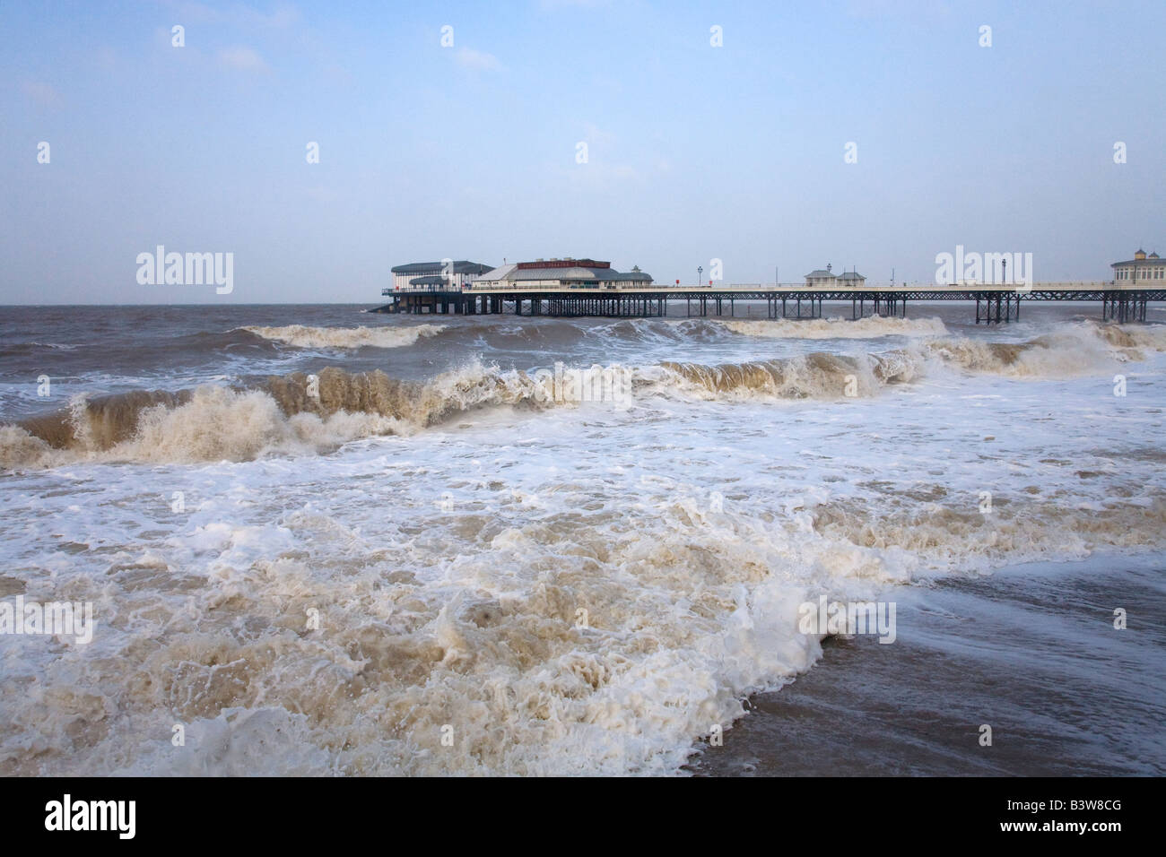 Pier in tempesta invernale CROMER Inghilterra NORFOLK REGNO UNITO Regno Unito GB Gran Bretagna Isole Britanniche Europa UE Foto Stock