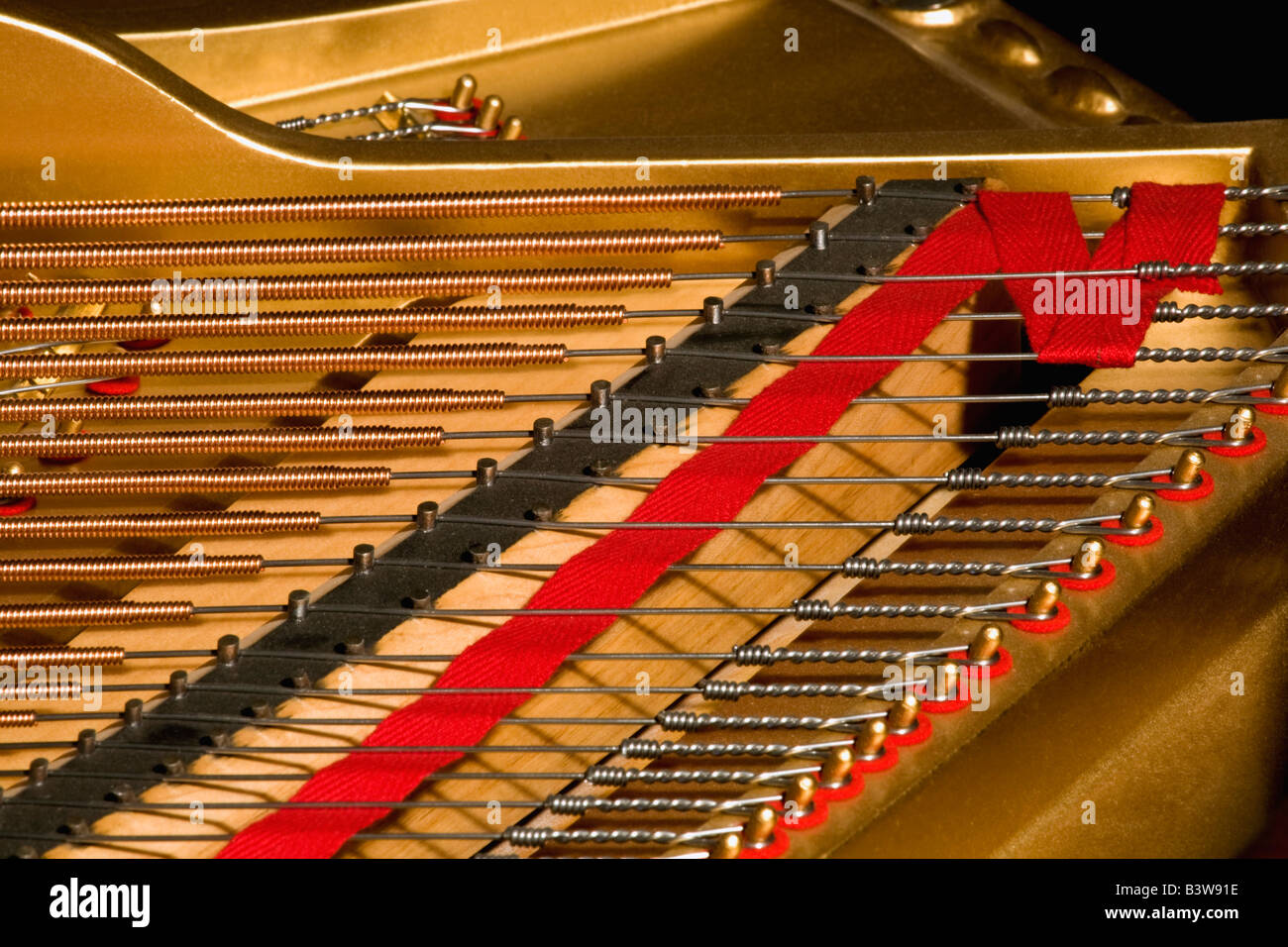 Close up di corde per pianoforte Foto stock - Alamy