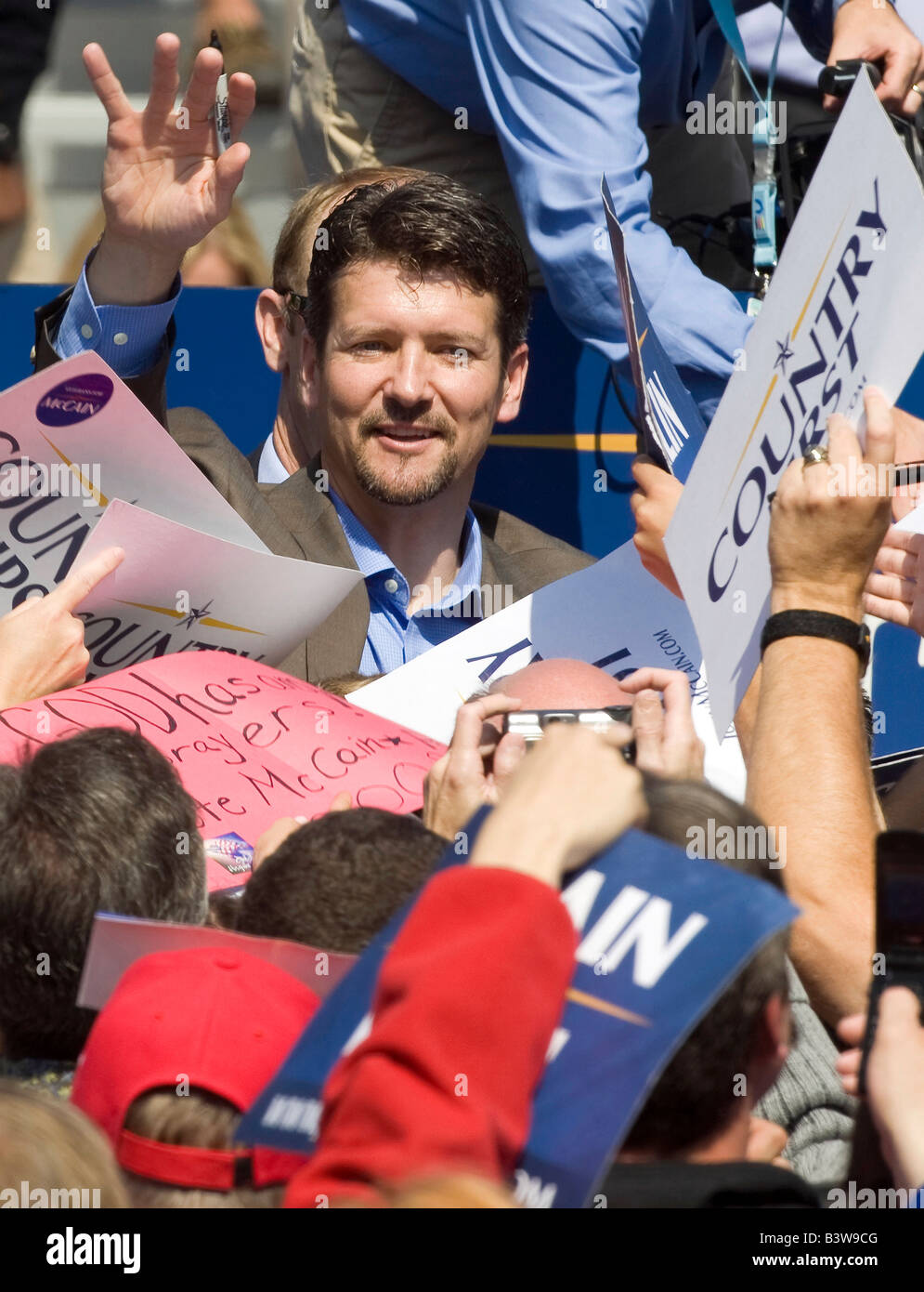 Todd Palin onde ai sostenitori mentre sul sentiero di campagna in Virginia. Foto Stock
