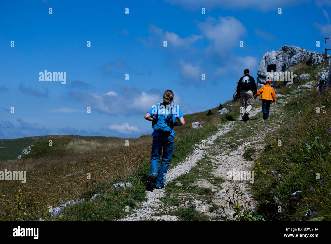 Famiglia escursioni su una prova nel Parc Chasseral regionale Foto Stock