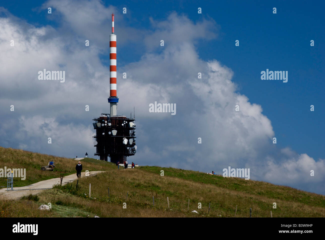 Comunicazione di Swisscom torre sulla sommità del Chasseral (Mont), vicino fa cenno di sì con la testa, Svizzera Foto Stock