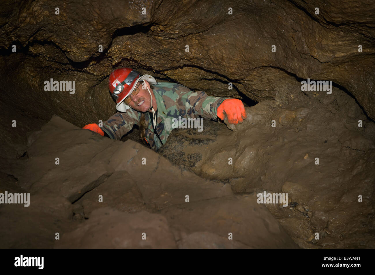 Uomo di strisciare in grotta, Cadomin, Alberta, Canada Foto Stock