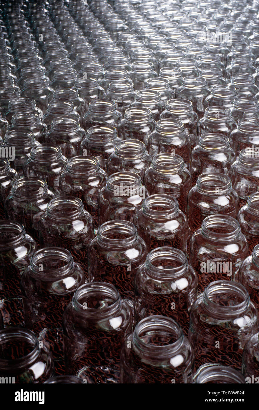 Bottiglie di vetro sulla linea di montaggio di un prodotto di vetro impianto di fabbricazione Foto Stock