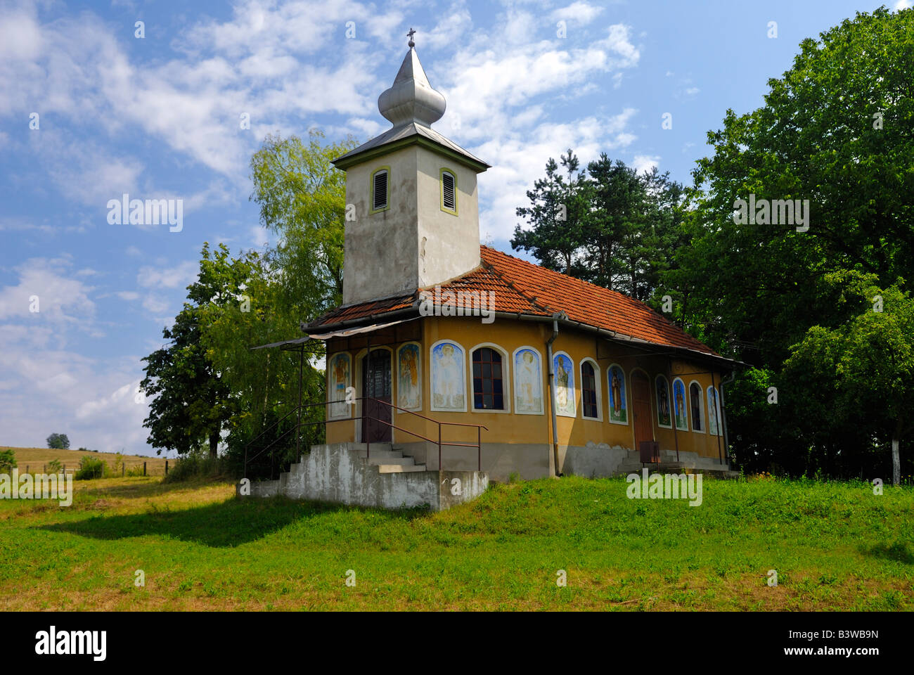 Colorata campagna chiesa Transilvania Romania Foto Stock