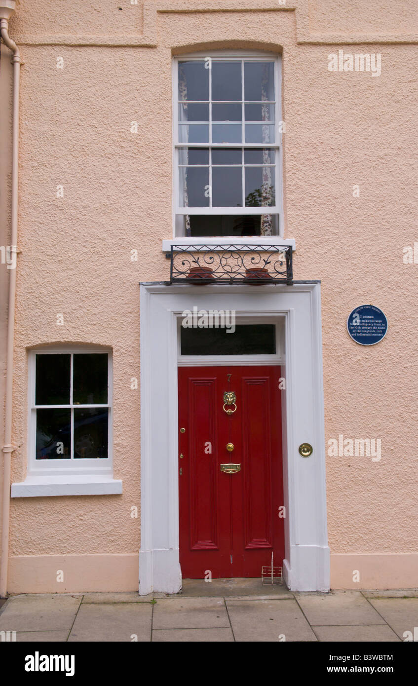 Rosso porta anteriore con telaio bianco di townhouse risalente al tardo periodo medievale a Ludlow Shropshire England Regno Unito Foto Stock