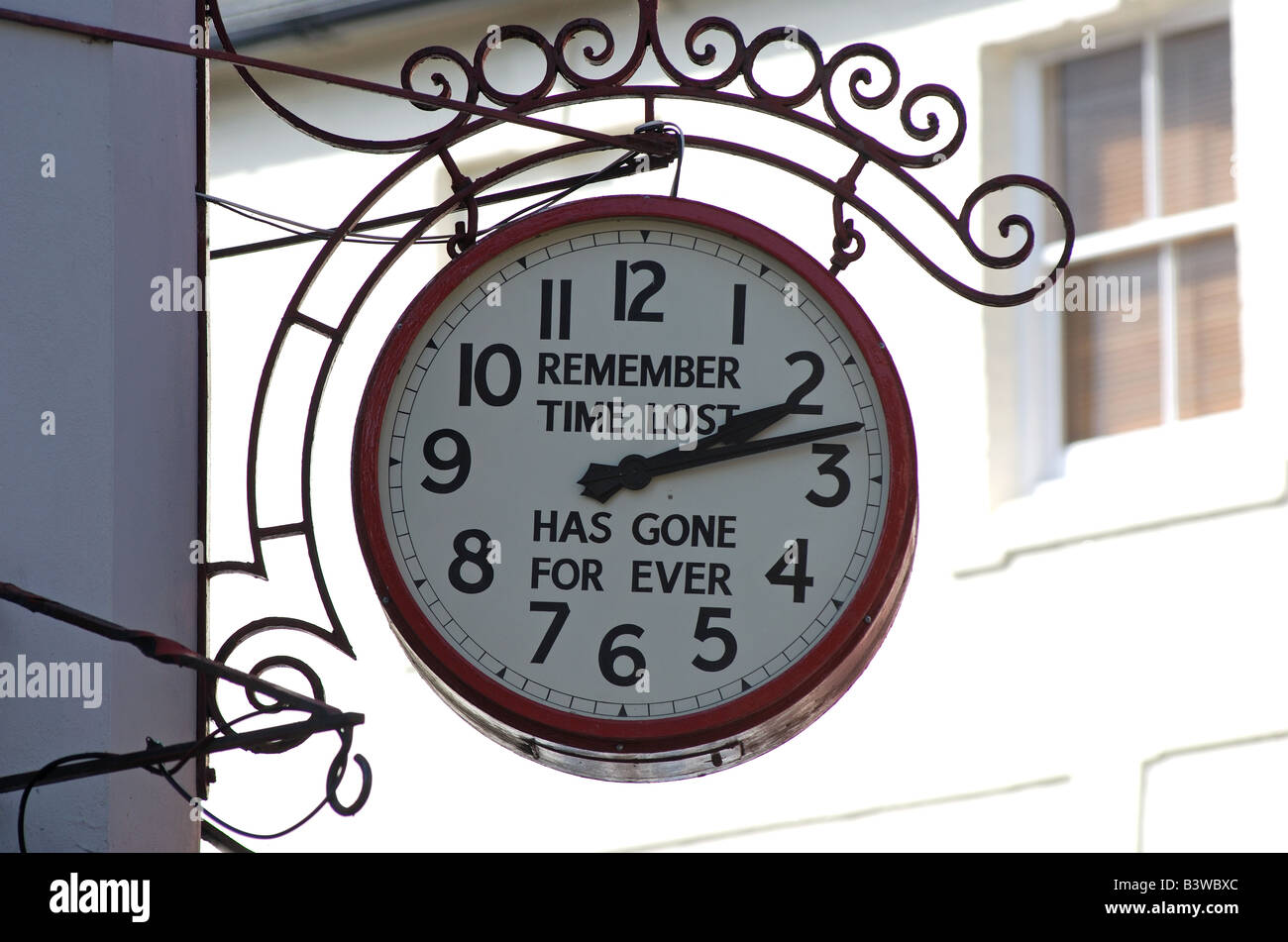 Orologio al di fuori del negozio in Church Street, Shipston on Stour, Warwickshire, Inghilterra, Regno Unito Foto Stock