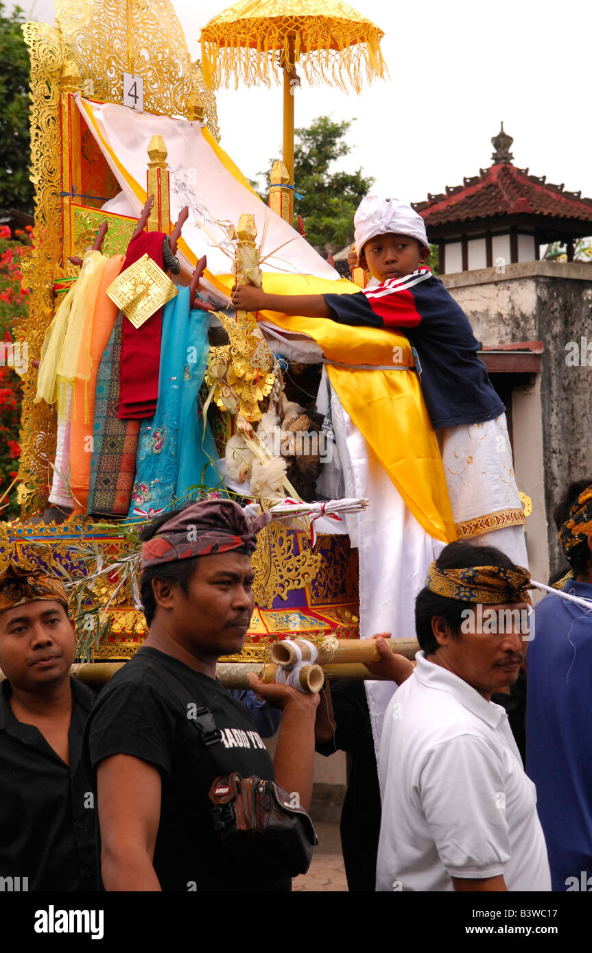 Bambino di equitazione alter alla cremazione di massa processione , gianyar , isola di Bali , Indonesia Foto Stock