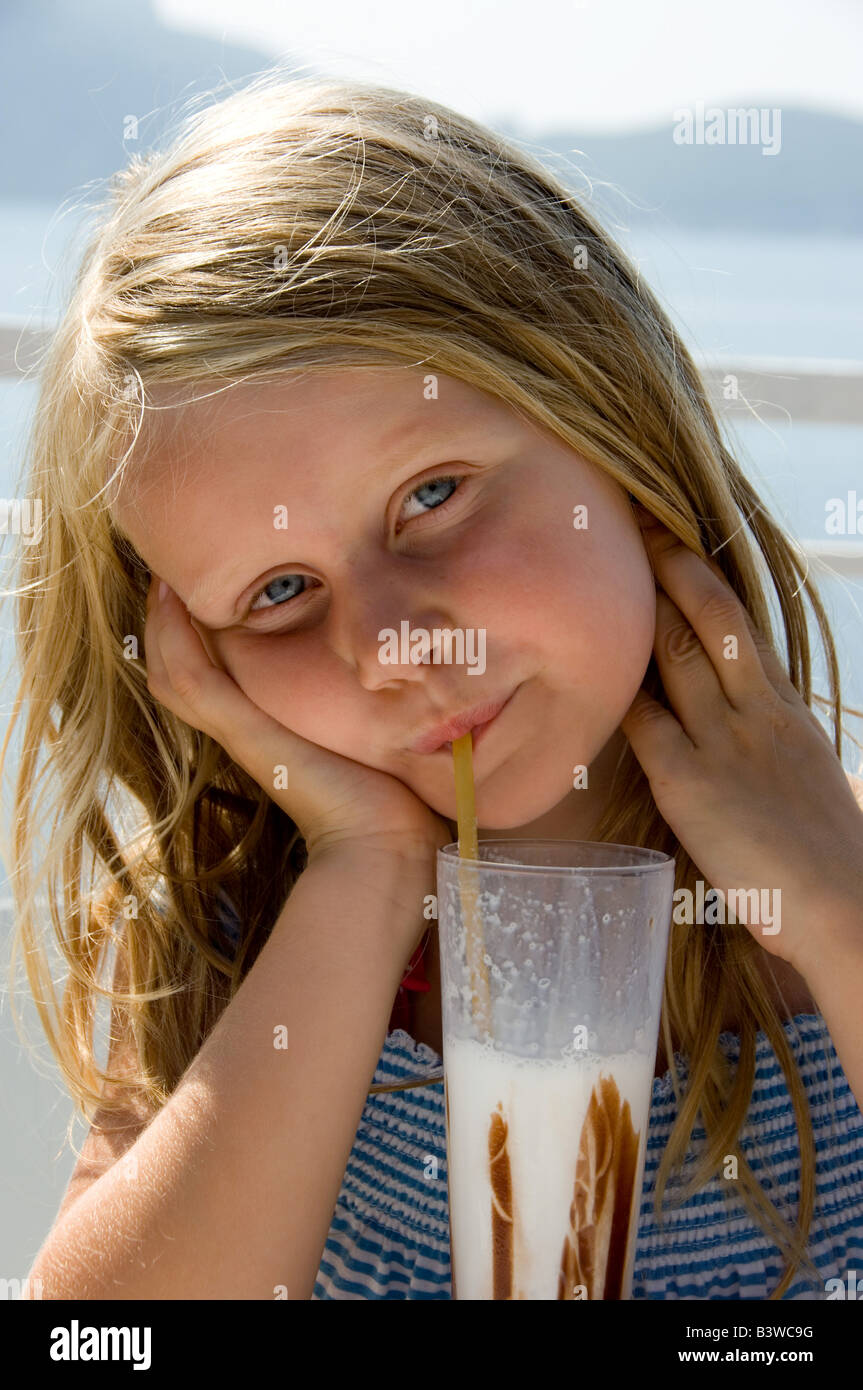 5 anno di età con milk shake Foto Stock