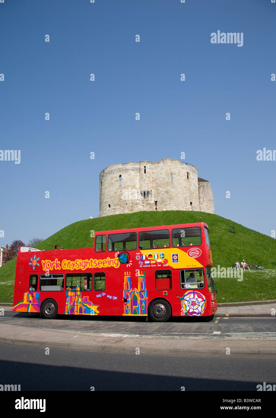 Autobus turistico in York davanti Cliffords Tower Foto Stock