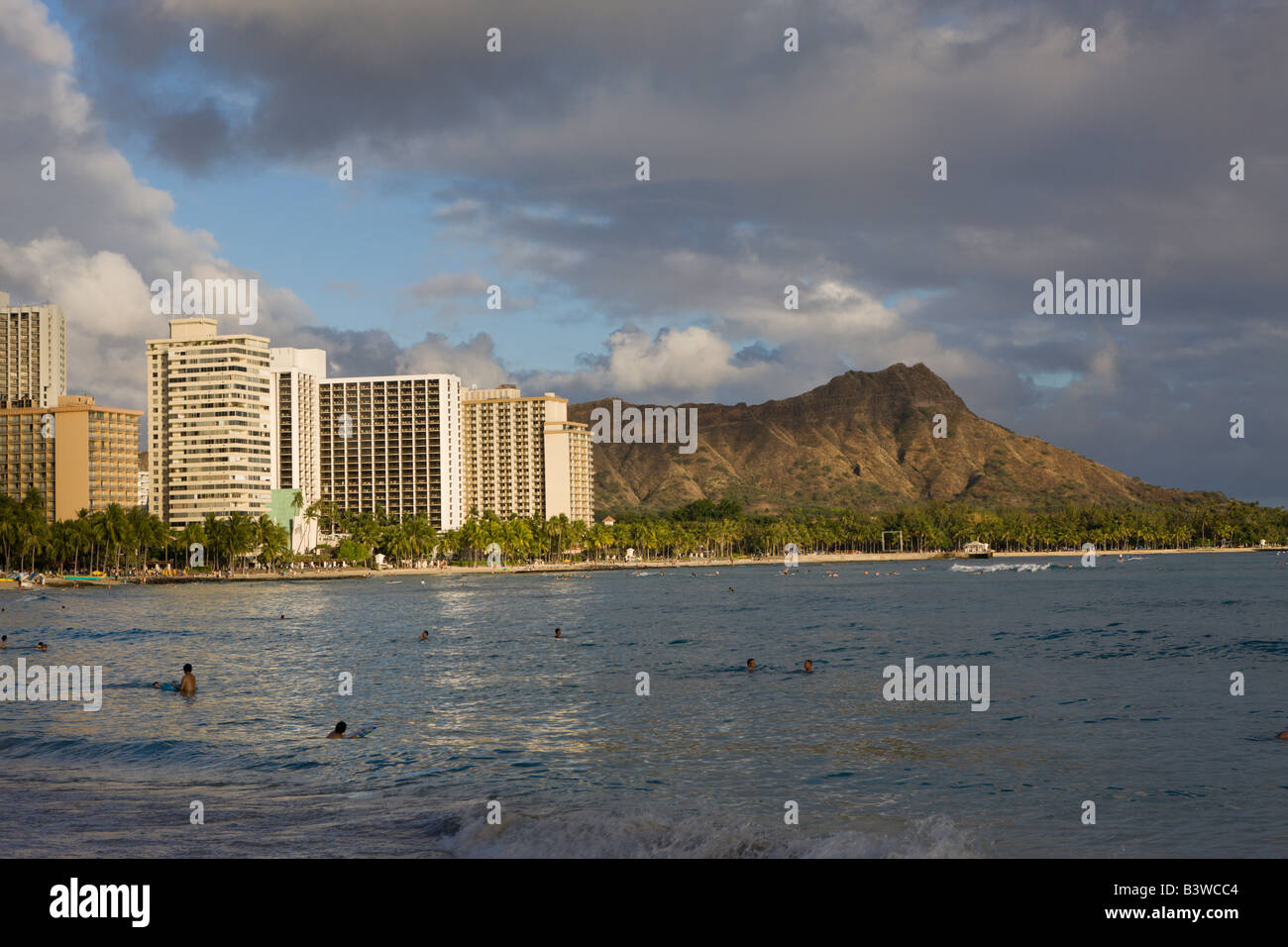La spiaggia di Waikiki e Diamond Head cratere vulcanico Honolulu Oahu Oceano Pacifico Hawaii USA Foto Stock