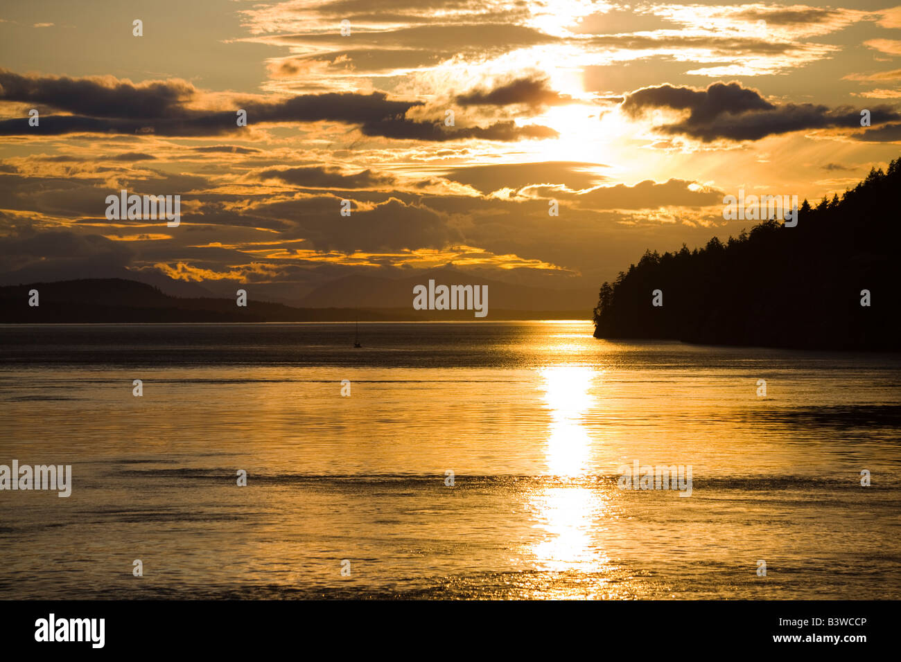 Il tramonto visto dal traghetto da Vancouver a Victoria, stretto di Georgia, British Columbia, Canada Foto Stock