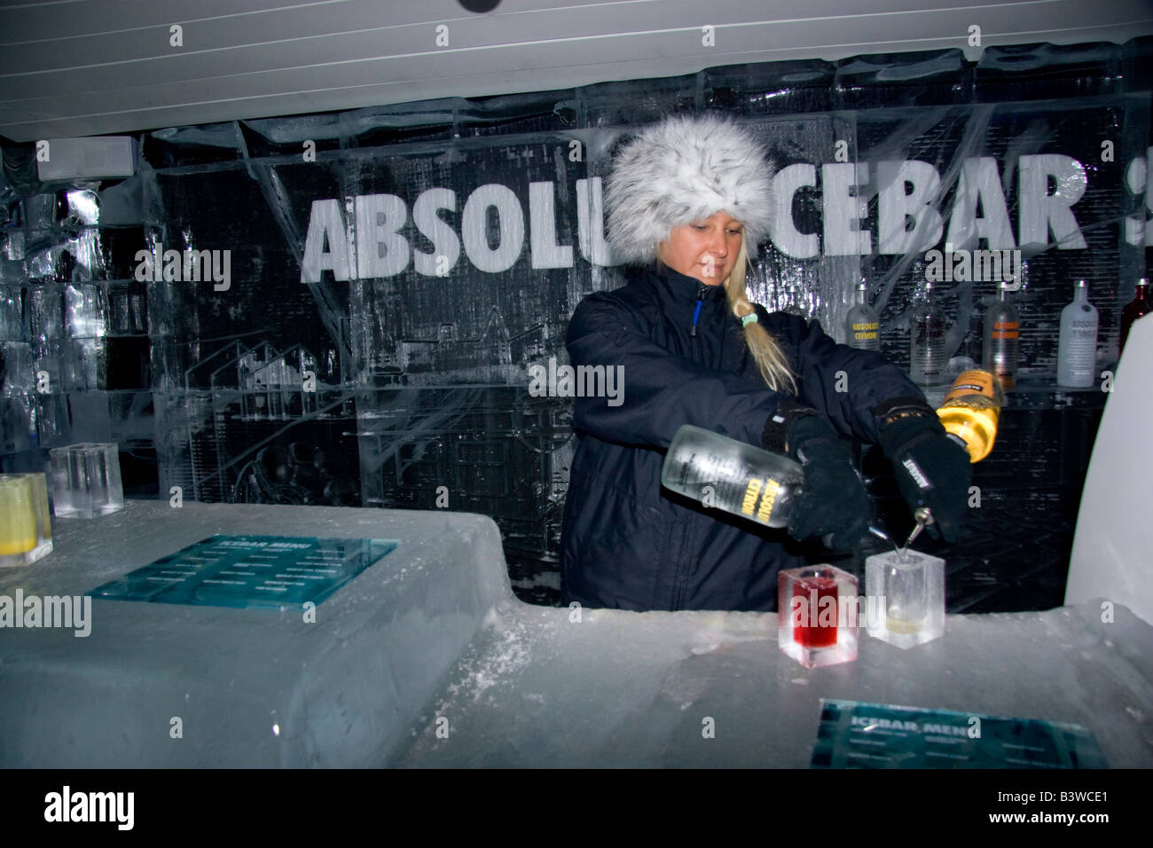 Europa, Stoccolma, Svezia. Il Barista si mescola un drink nell'Absolut Ice Bar. Foto Stock