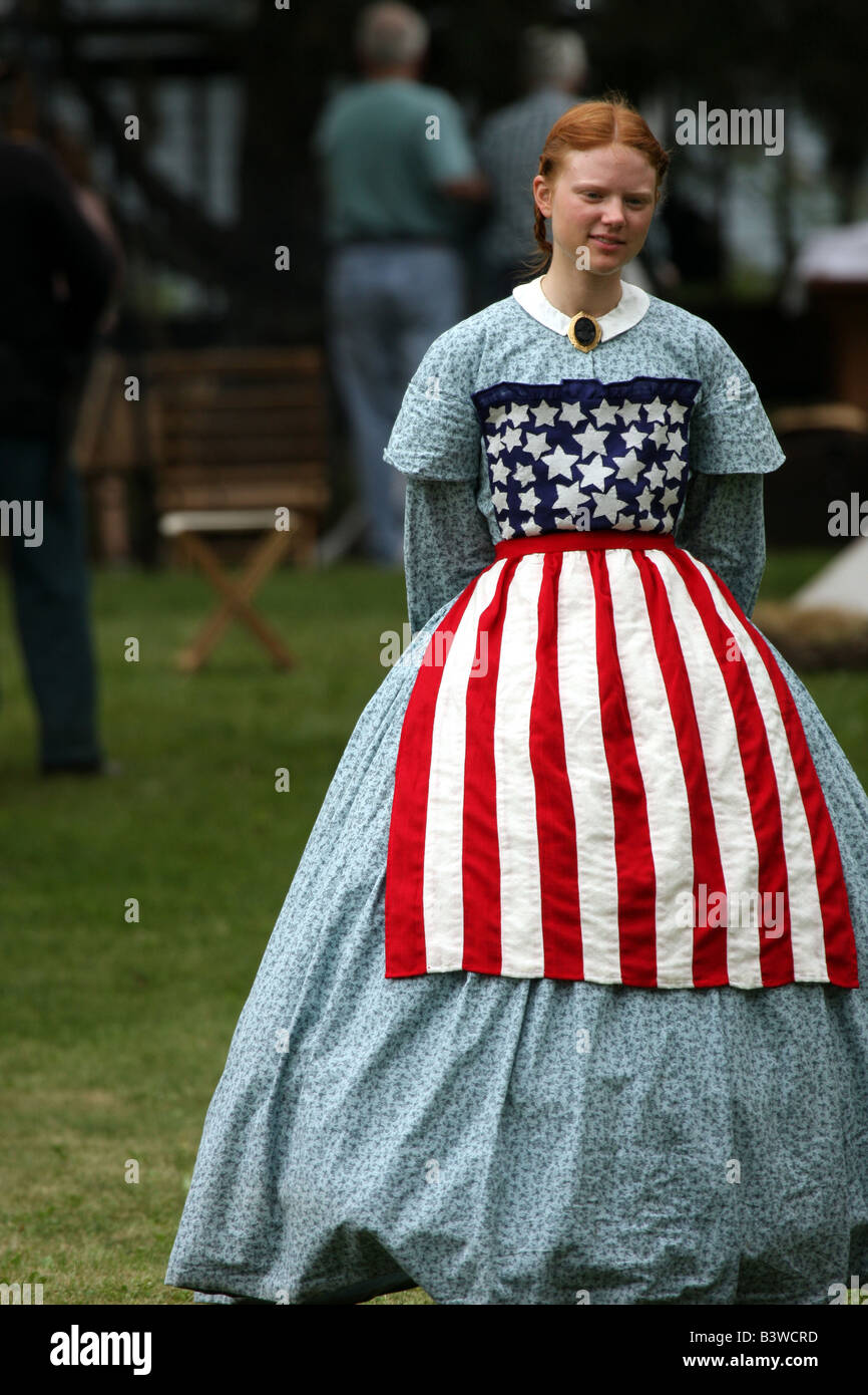 Un 1850s insegnante della scuola che indossa un abito patriottico ad una guerra civile Encampment Rievocazione Storica Foto Stock