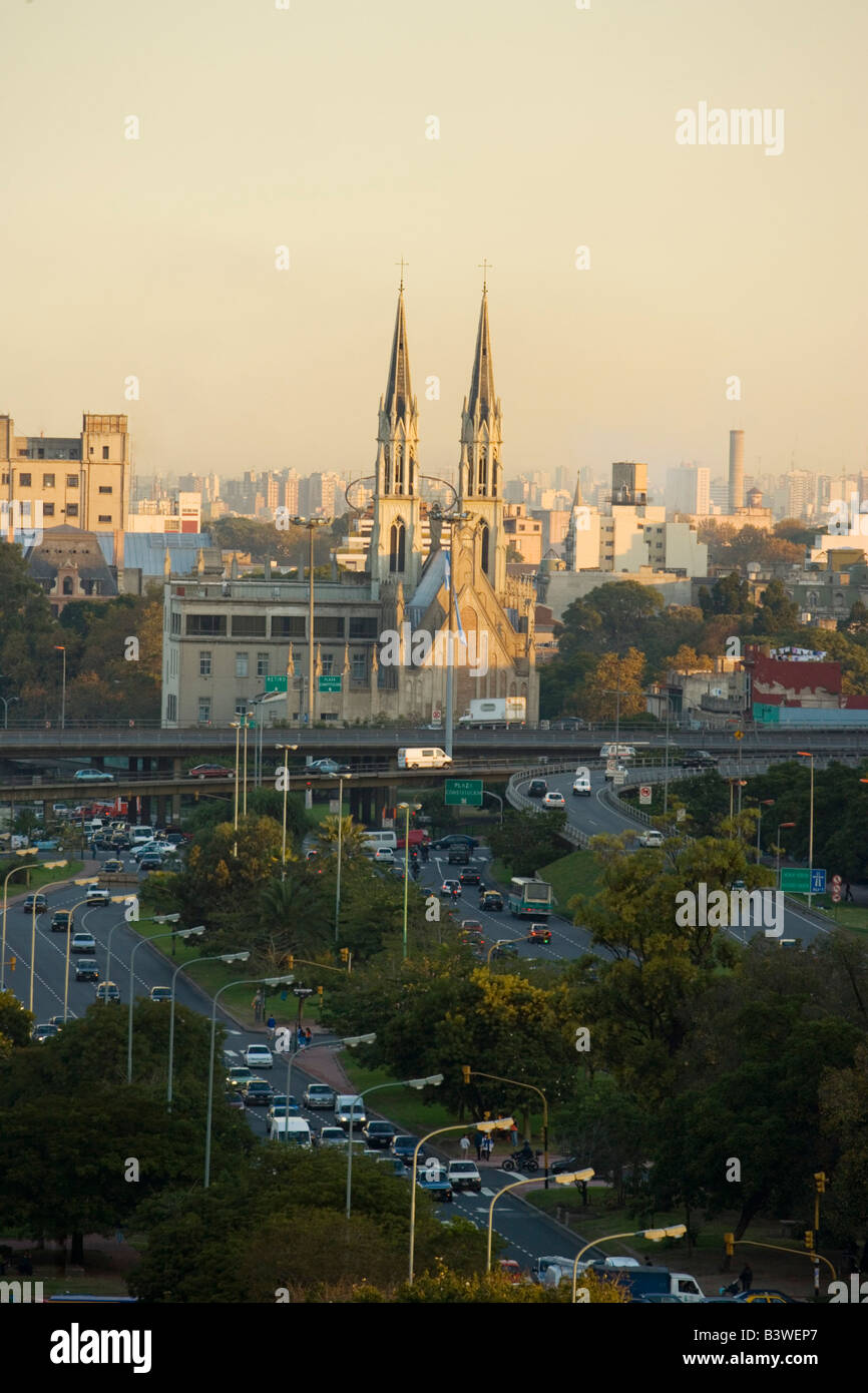 Ave 9 de Julio di notte, largo viale del mondo, centro distretto, Buenos Aires, Argentina Foto Stock