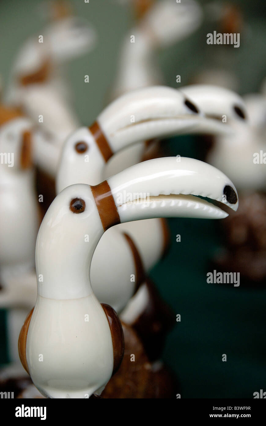 Sud America, Ecuador, Manta. Dado di avorio (aka Tagua) fabbrica di intaglio. Intagliato a mano bird. Foto Stock