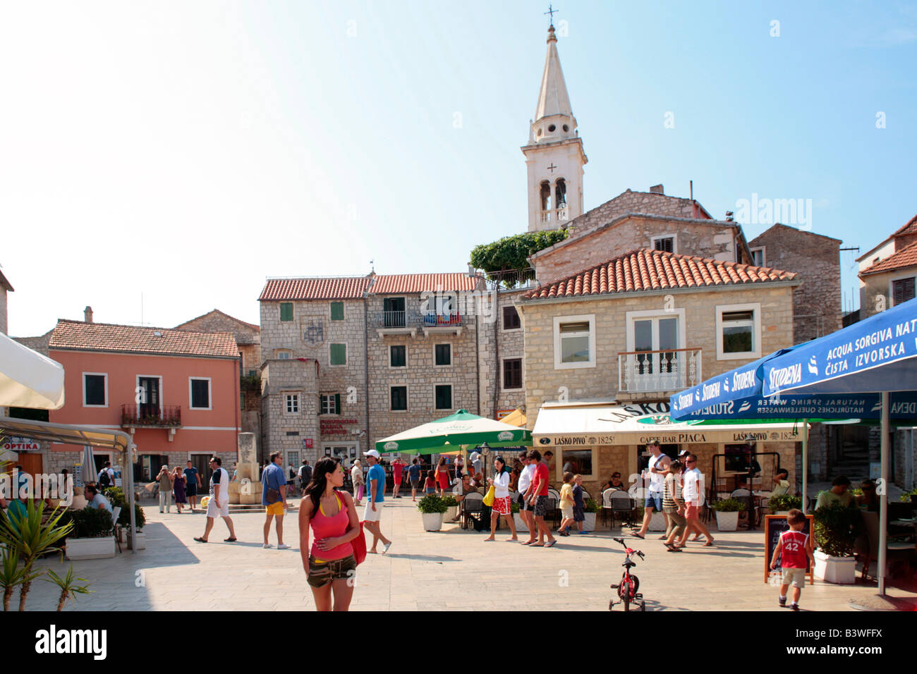 La piazza principale e la chiesa in Jelsa, isola Hvar, Repubblica di Croazia, Europa orientale Foto Stock