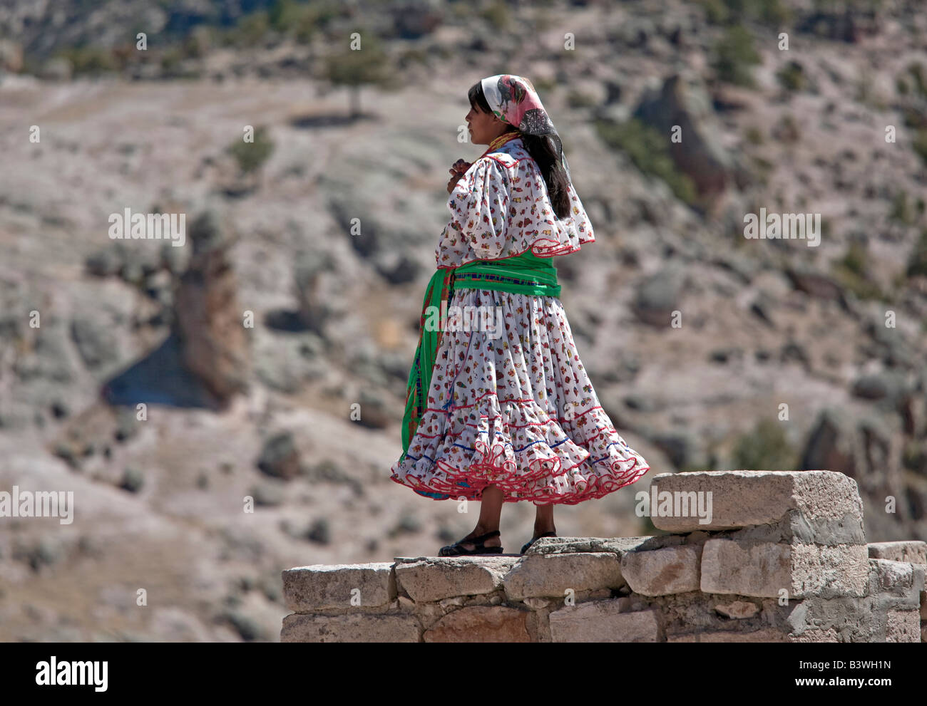 Tehuerichi - Messico. Giovane donna spettatore in attesa per l'inizio di una danza che per celebrare la Pasqua Foto Stock