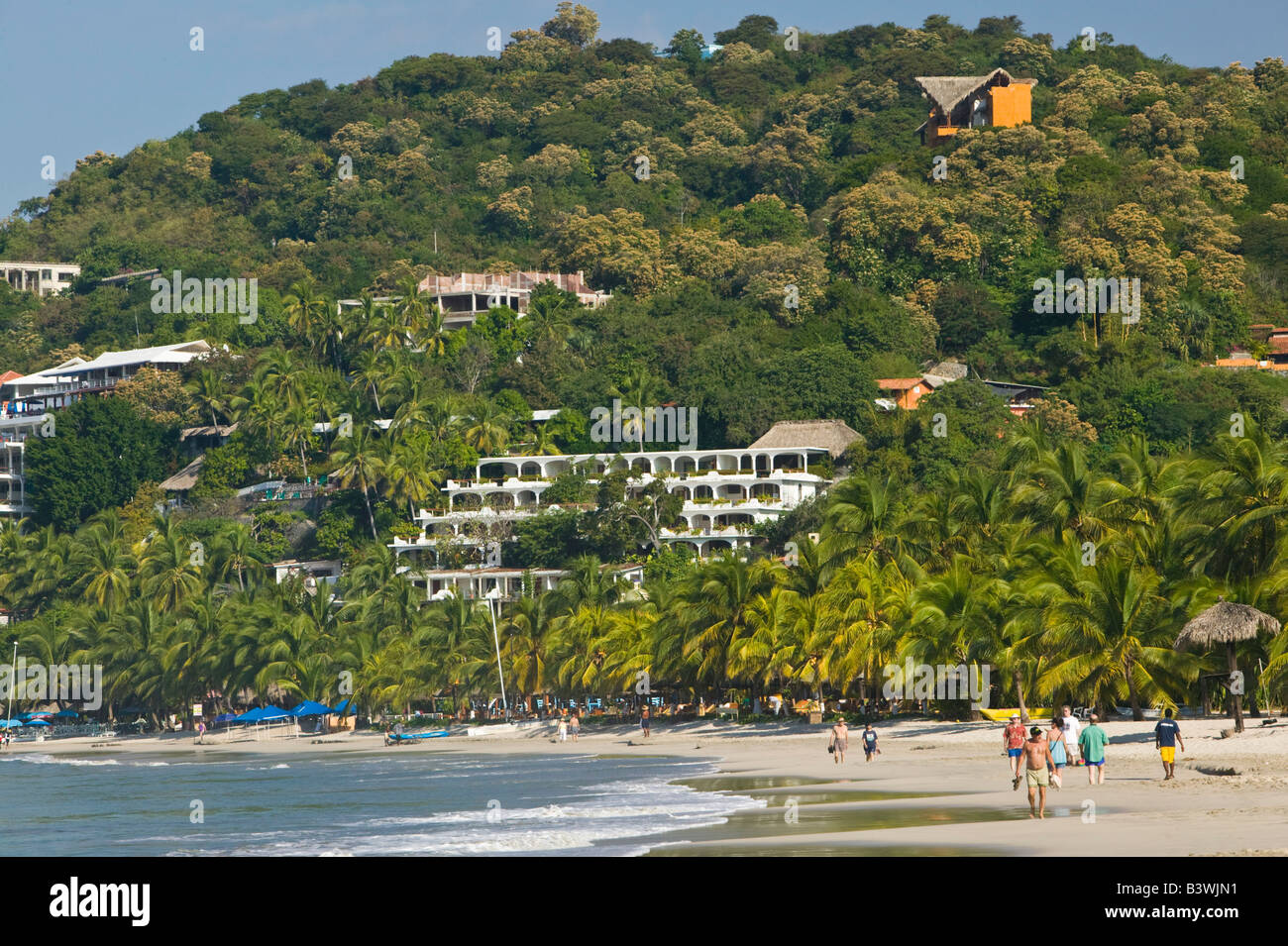 Messico, Guerrero, Zihuatanejo. Alberghi lungo la Playa La Ropa Foto Stock
