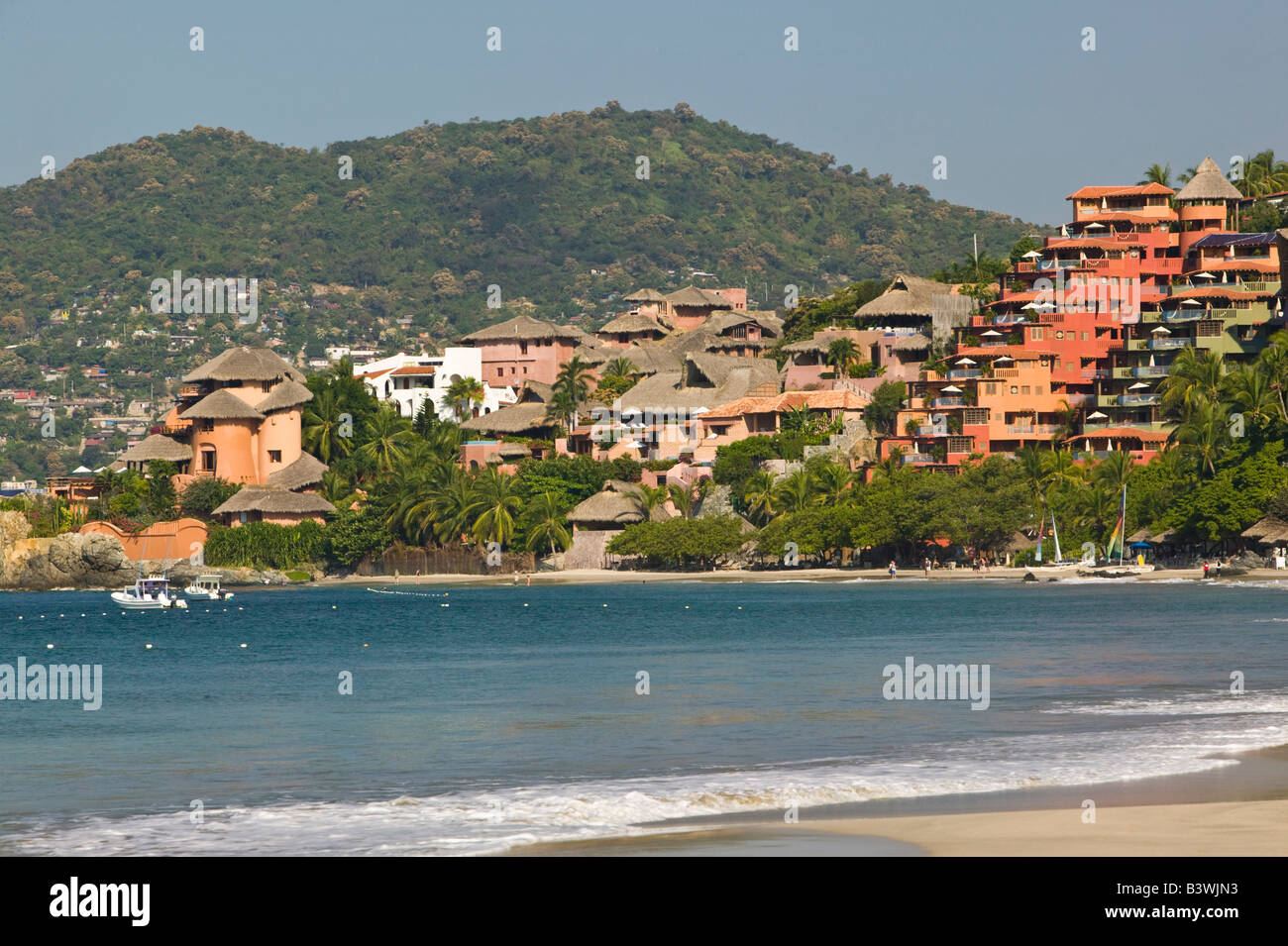 Messico, Guerrero, Zihuatanejo. Alberghi lungo la Playa La Ropa Foto Stock