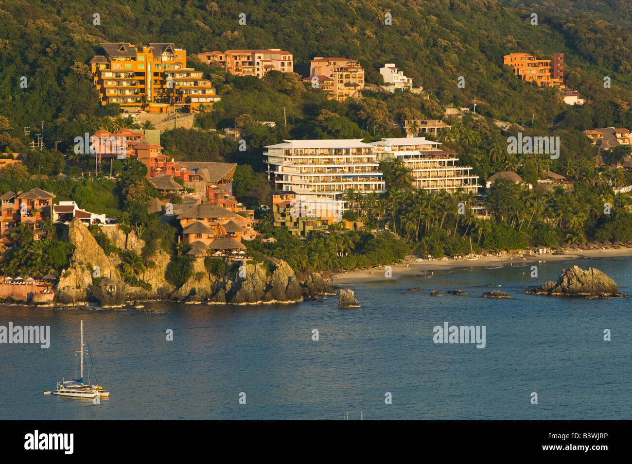 Messico, Guerrero, Zihuatanejo. Vista al tramonto verso Playa La Ropa Foto Stock