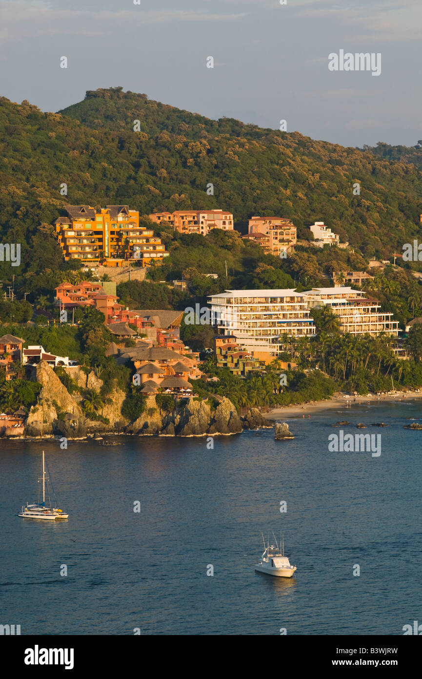 Messico, Guerrero, Zihuatanejo. Vista al tramonto verso Playa La Ropa Foto Stock