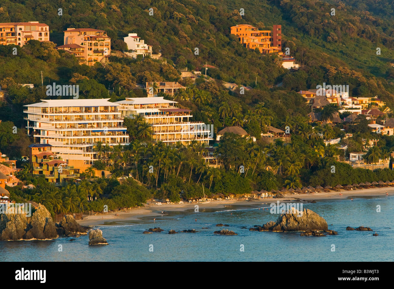 Messico, Guerrero, Zihuatanejo. Vista al tramonto verso Playa La Ropa Foto Stock