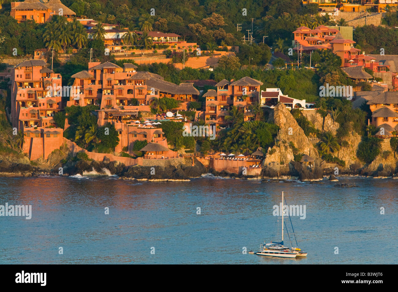 Messico, Guerrero, Zihuatanejo. Vista al tramonto verso Playa La Ropa Foto Stock