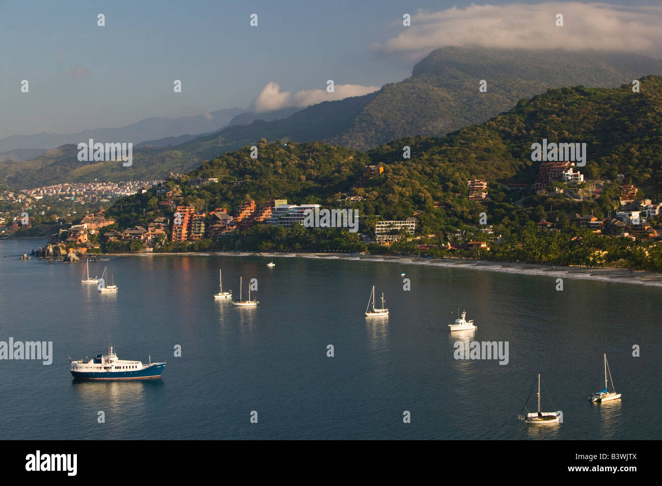Messico, Guerrero, Zihuatanejo. Playa La Ropa / mattina Foto Stock
