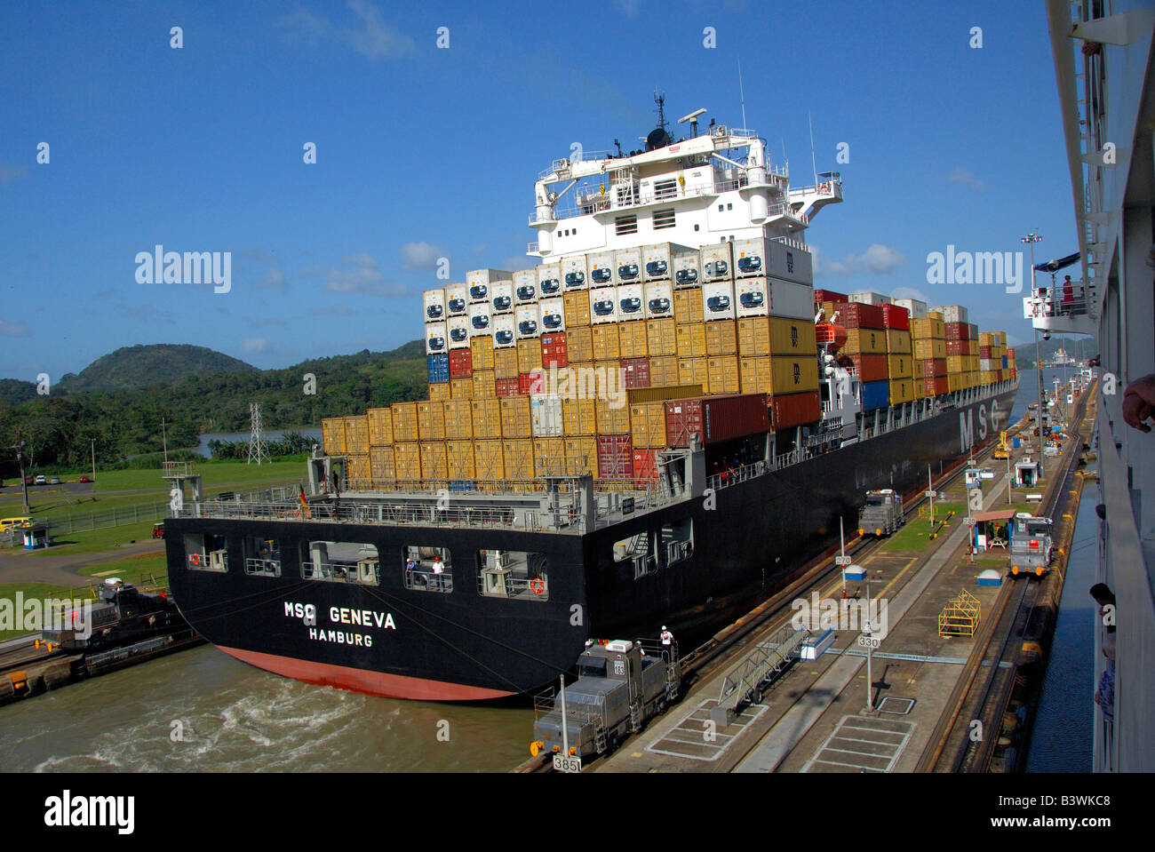 America centrale, Panama Panama Canal. Contenitore grande nave in transito il Miraflores blocco accanto alla nave di crociera. Foto Stock