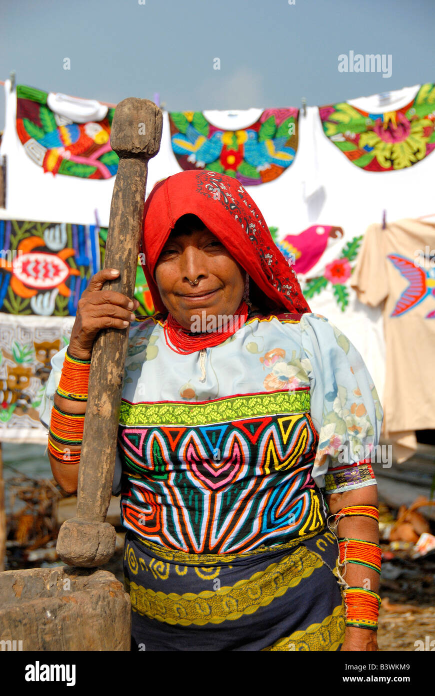 America centrale, Panama e isole San Blas. La Kuna donna indiana in abito tradizionale di fronte colorata cucita a mano molas. Foto Stock