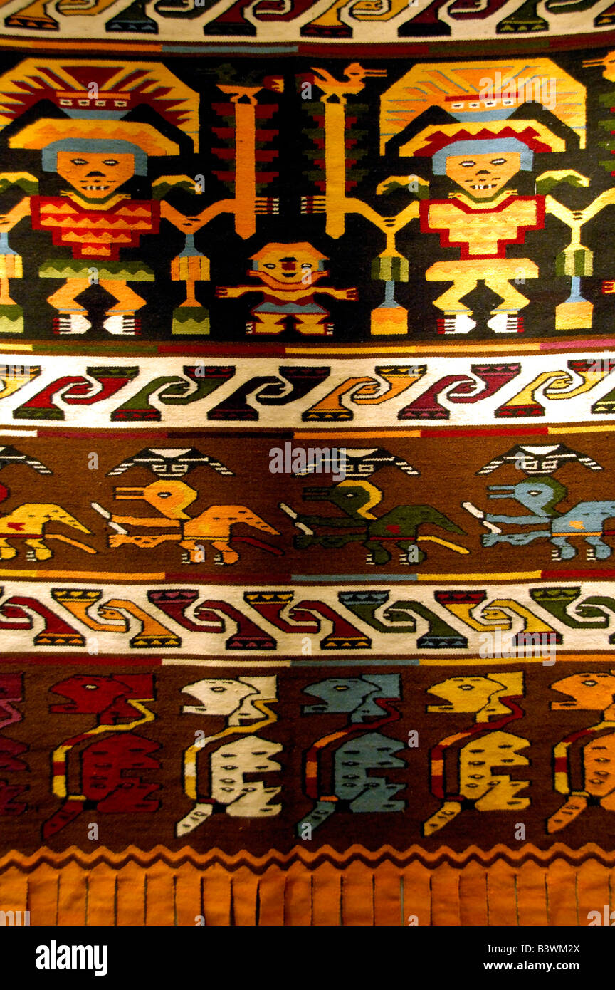 Sud America, del Perù, Lima. Museo Nazionale di Archeologia e Antropologia. Campione di tradizionale Peruviano tessili. Foto Stock