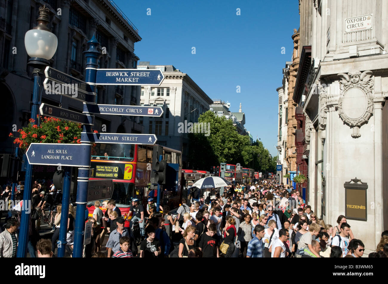La folla degli acquirenti su Oxford Street Londra Inghilterra REGNO UNITO Foto Stock