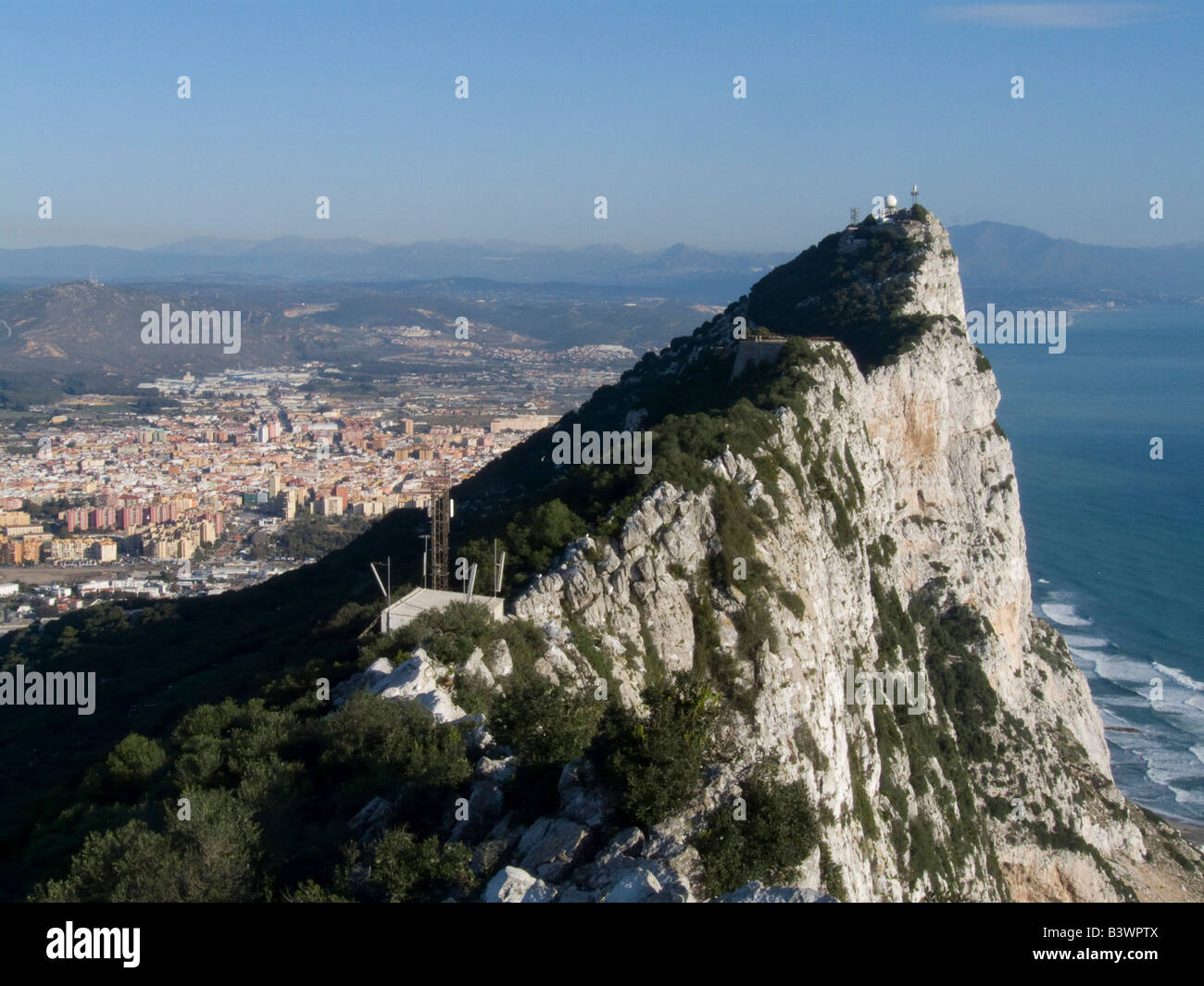 Formazione di roccia con una città sullo sfondo, Rocca di Gibilterra Gibilterra, Spagna Foto Stock