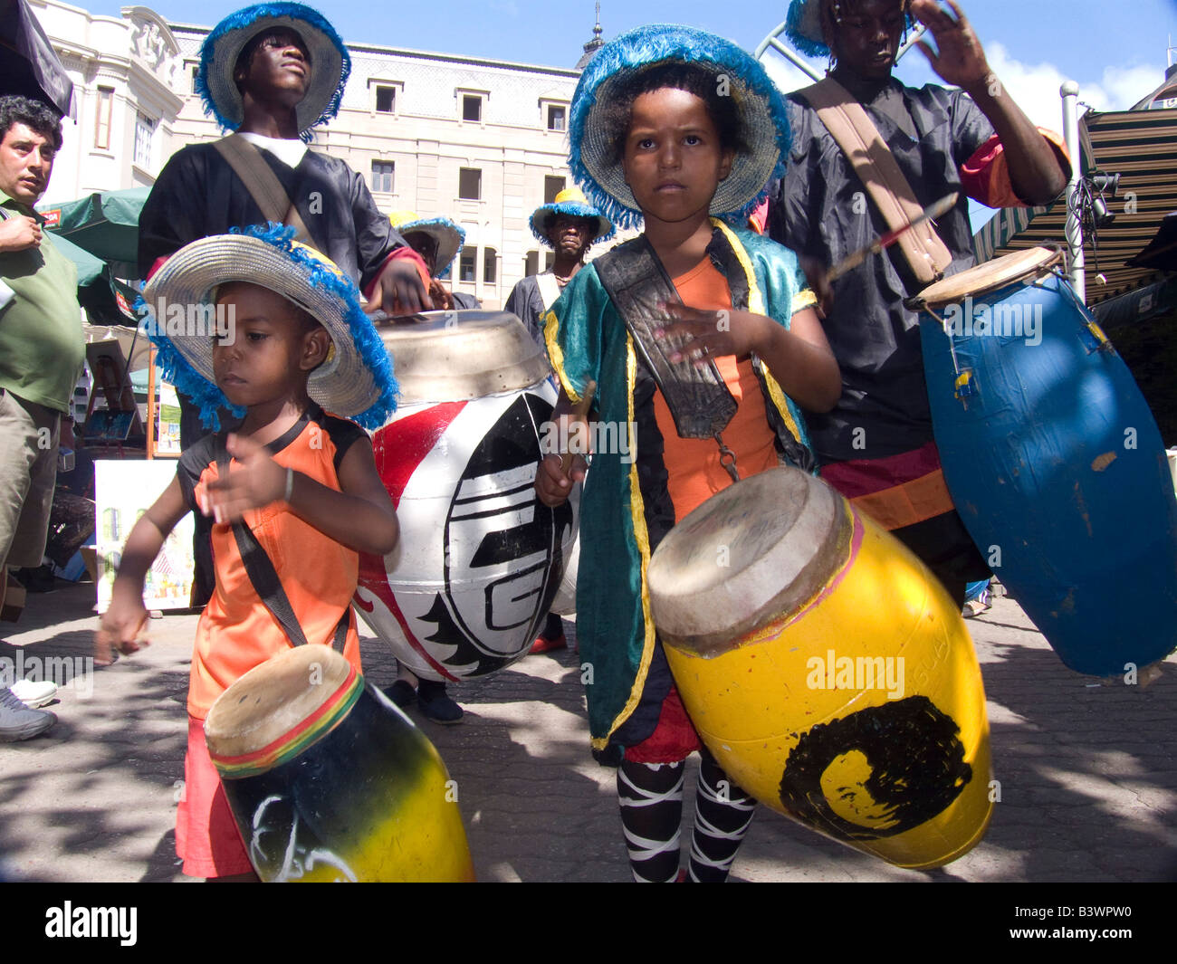 Ragazzi suonando la batteria in un festival tradizionale, Montevideo, Uruguay Foto Stock