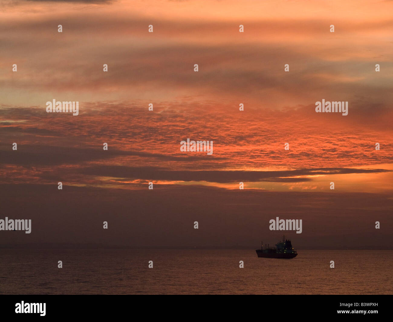 Unità da passeggeri in mare al tramonto, Algeria Foto Stock