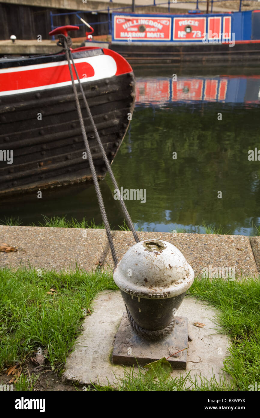 Barca stretta legata a un posto di ormeggio sul lato del Grand Union Canal at Harefield West London REGNO UNITO Foto Stock