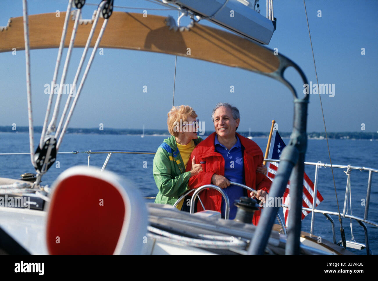 Coppia senior vela loro 40 piedi cutter in barca a vela Foto Stock