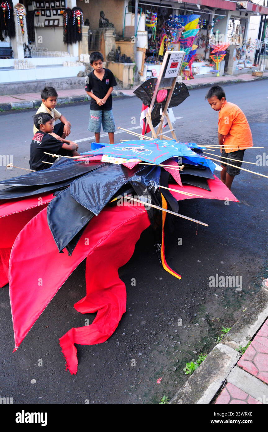 Bambini il caricamento di VI kiltes per concorso in ubud park durante le celebrazioni galungang ,ubud , isola di Bali , Indonesia Foto Stock