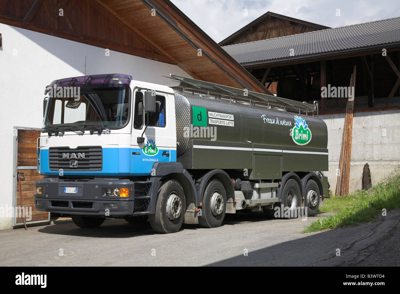 Carrello di latte raccolta di latte dall'azienda. Foto Stock