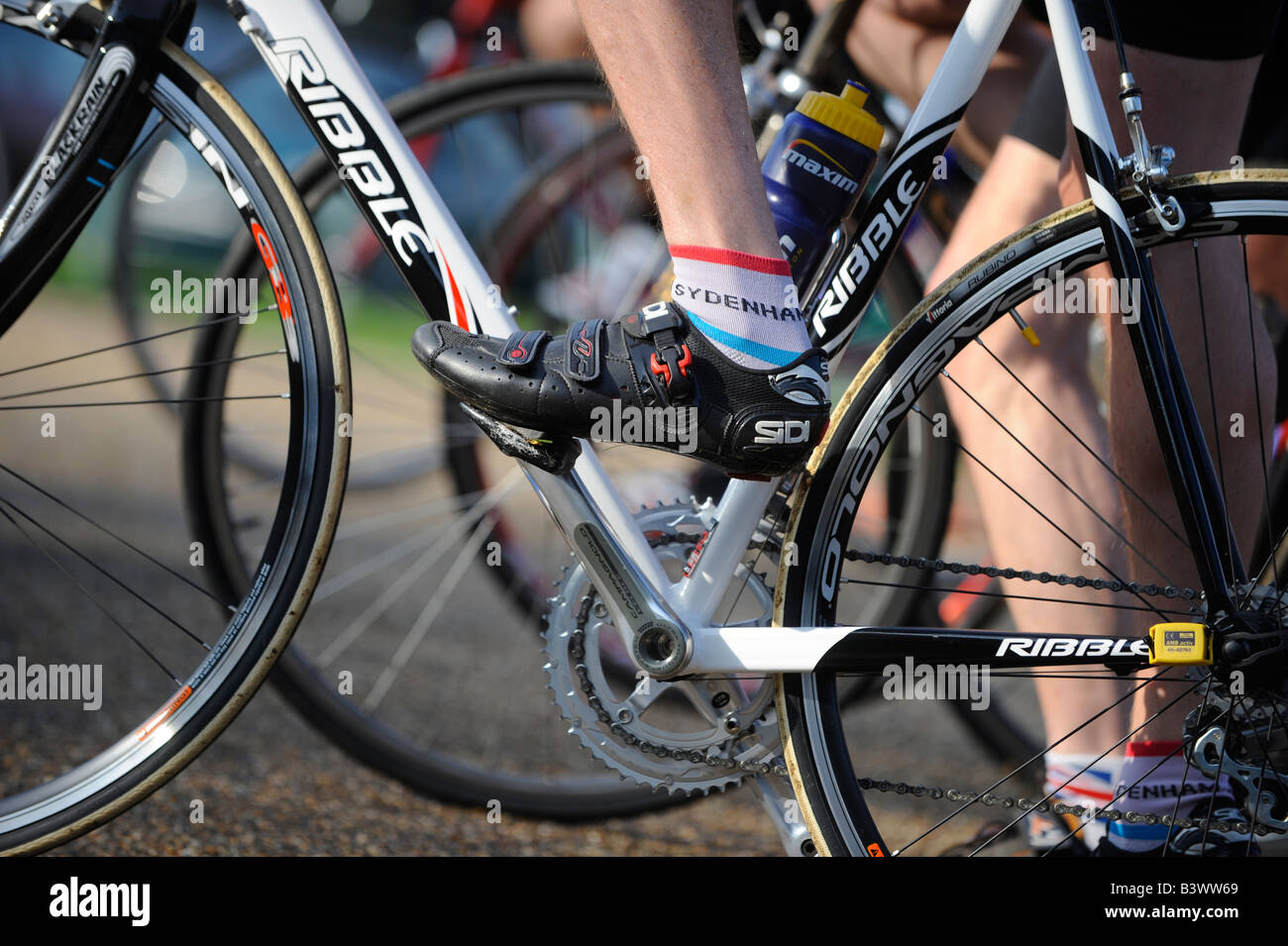 Ciclo racing: atleti passato velocità durante una strada crono race nel Kent. Foto Stock