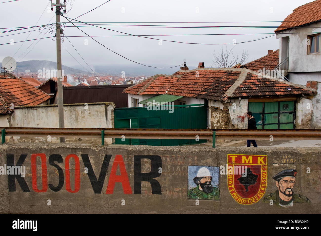 Graffiti politici di Gnjilane, in Kosovo. Foto Stock